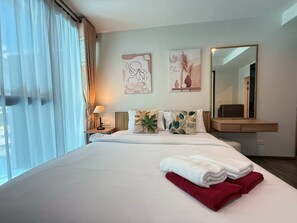 Suite estudio superior, vista a la alberca | Caja de seguridad en la habitación y escritorio 