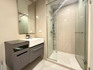 Suite Studio Supérieure, vue piscine | Salle de bain