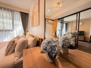 Suite studio supérieure, vue sur le jardin | Coffre-fort, bureau, espace de travail pour ordinateurs portables