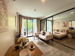 Suite Studio Supérieure, vue piscine | Coffres-forts dans les chambres, bureau