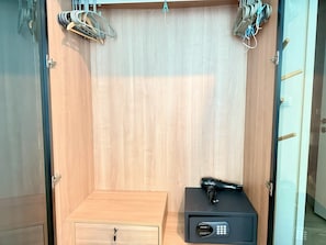 Suite estudio superior, vista a la alberca | Caja de seguridad