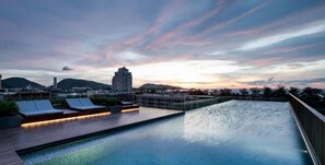 2 piscines extérieures, parasols, chaises longues