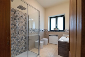 Douche, sèche-cheveux, bidet, serviettes fournies