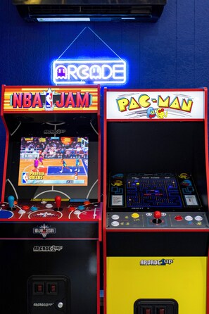 Game room - Heated Pool, Hot tub, Epic Kids Room, Pickleball/Basketball, Mini Golf, Fire Pit (Mooresville)