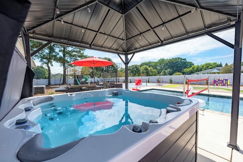 Heated Pool, Hot tub, Epic Kids Room, Pickleball/Basketball, Mini Golf, Fire Pit