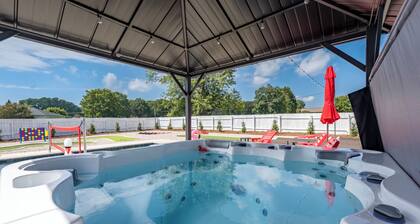 Heated Pool, Hot tub, Epic Kids Room, Pickleball/Basketball, Mini Golf, Fire Pit