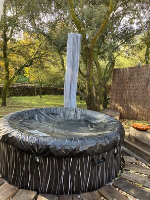 Outdoor spa tub