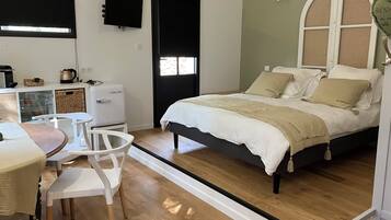 1 bedroom, bed sheets