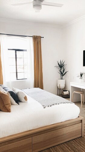 Designer 1 bed 5 min to Old Town Dogs Welcome