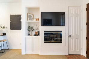 Apartment | 1 bedroom - Designer Desert Condo Pool Hot Tub Dogs Welcome (La Quinta)