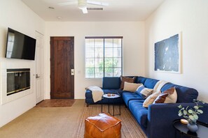 1 bedroom - Designer Desert Condo Pool Hot Tub Dogs Welcome (La Quinta)