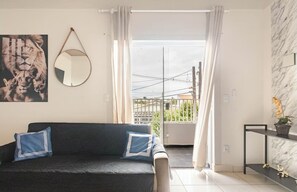 TV - Fabulous 2-bedroom house with AC in charming Americana (Americana)