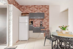 Microwave, stovetop - Fabulous 2-bedroom house with AC in charming Americana (Americana)