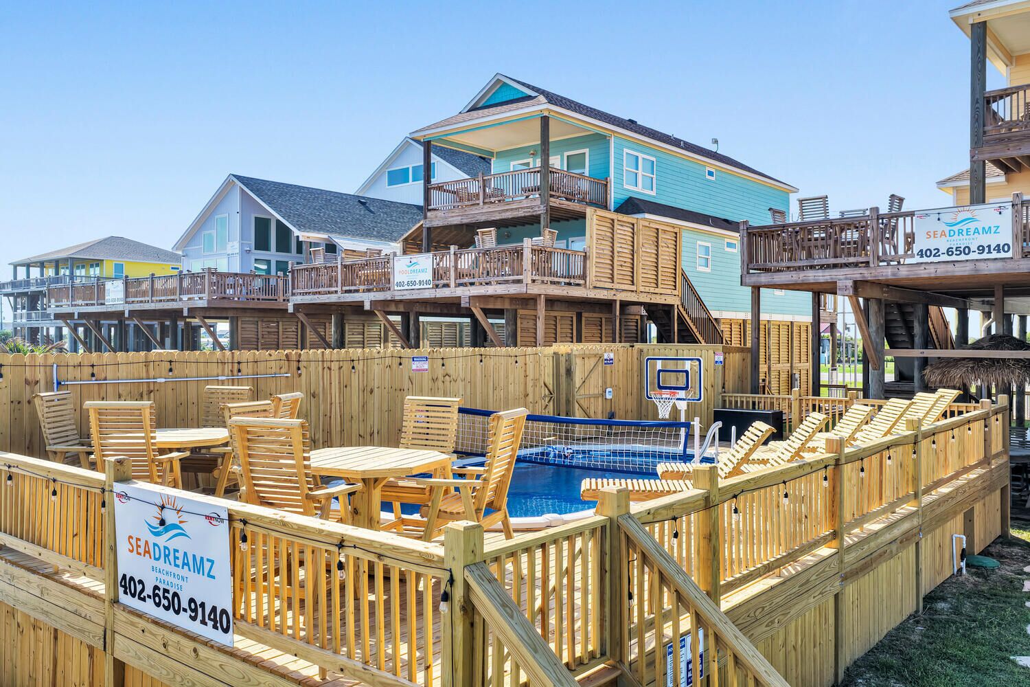 Una piscina al aire libre, una piscina climatizada
