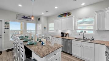 Kylskåp, mikrovågsugn, ugn och spishäll