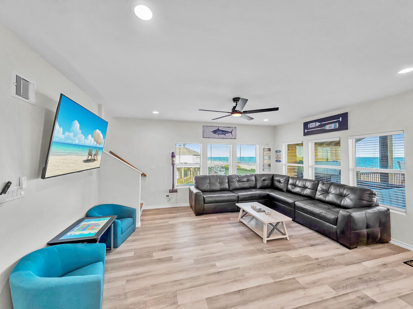 Smart-tv, tv-spel, ett bordtennisbord och ett musikbibliotek