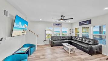 Smart-tv, tv-spel, ett bordtennisbord och ett musikbibliotek