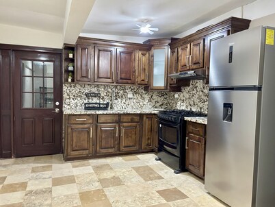 Beautiful house 3 beds 1 bath super located! - We invoice