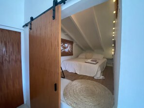 2 bedrooms, iron/ironing board, bed sheets