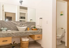 ヘアドライヤー、タオル、石鹸、トイレットペーパー