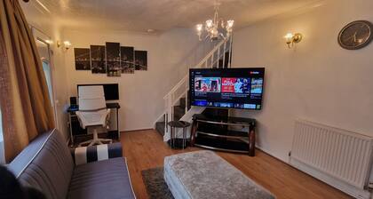 Detached 3 Bedroom House in Leicester with Private Parking & Garden
