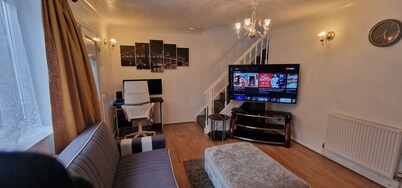 Detached 3 Bedroom House in Leicester with Private Parking & Garden