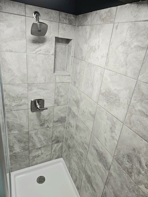 Douche, sèche-cheveux, serviettes fournies, savon
