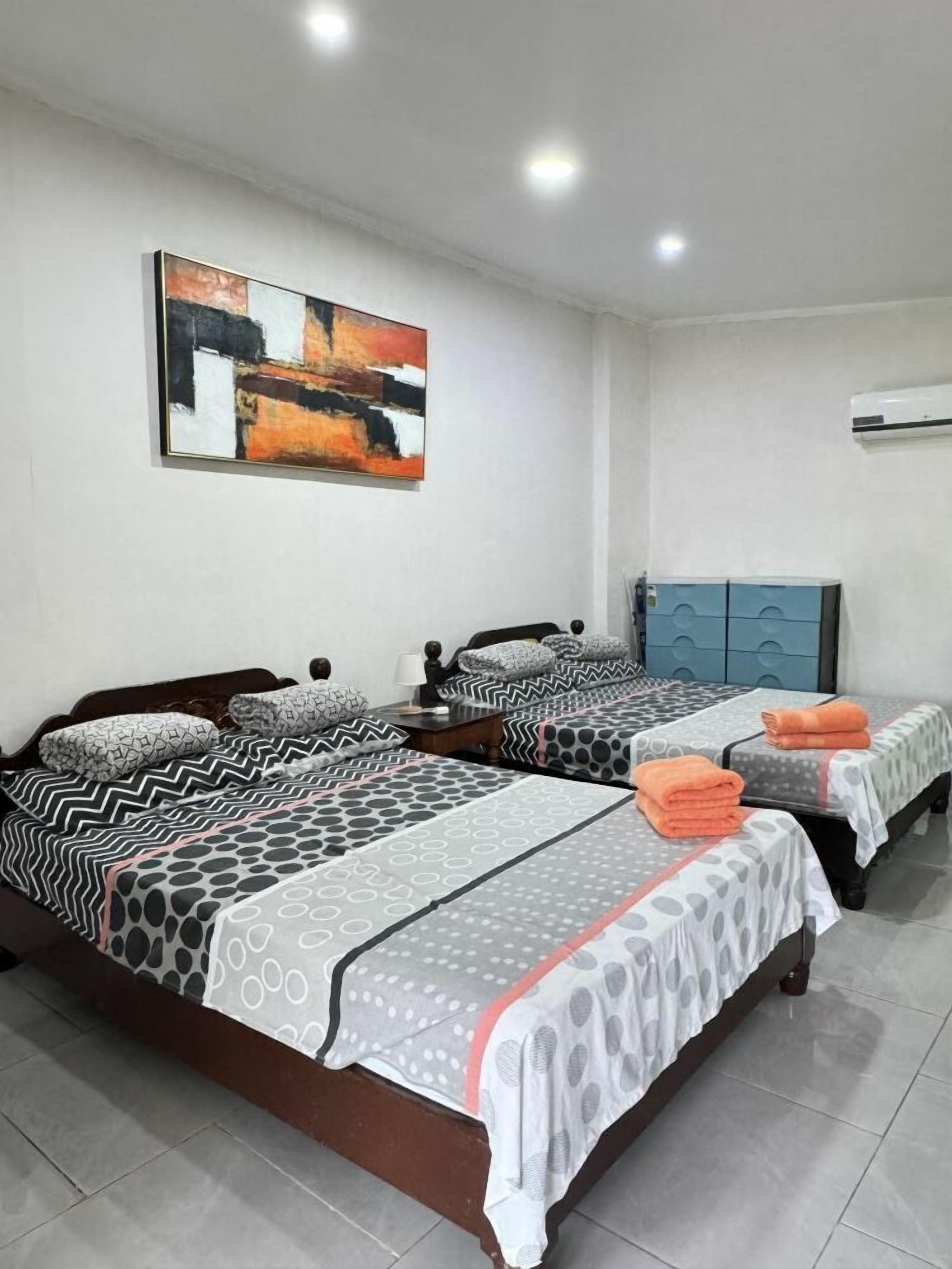 1 habitación, tabla de planchar con plancha y ropa de cama 