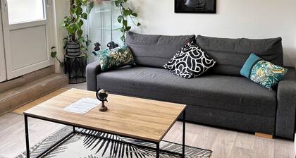 Quiet accommodation facing the forest 10 min from Orly airport near Paris