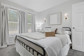 3 chambres, bureau, fer et planche à repasser, lit parapluie