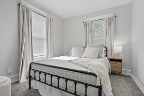 3 Schlafzimmer, Schreibtisch, Bügeleisen/Bügelbrett, Reisekinderbett