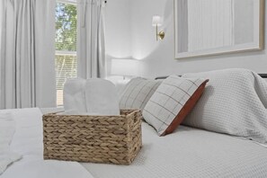 3 dormitorios, tabla de planchar con plancha, cuna de viaje