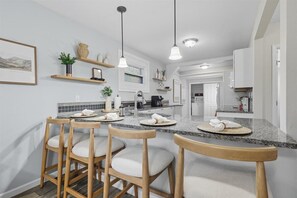 Réfrigérateur, four à micro-ondes, un four, surface de cuisson