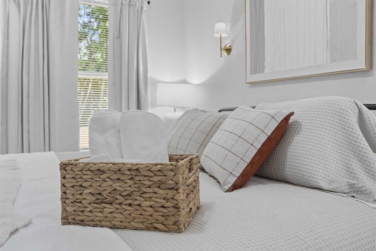 3 chambres, bureau, fer et planche à repasser, lit parapluie