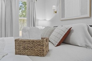 3 chambres, bureau, fer et planche à repasser, lit de bébé portatif