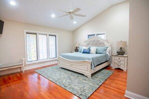 4 bedrooms, iron/ironing board, travel cot, free WiFi - Smith Mountain Lake Luxury Oasis - 4-Bedroom Waterfront Getaway - Hot Tub! (Moneta)