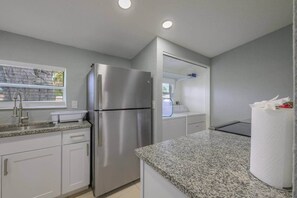 Private kitchen - *New Min to Beaches*Mins To HCA Hospital*King Bed* (Fort Pierce)