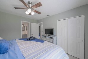 Unclassified image, 4 of 39, button - *New Min to Beaches*Mins To HCA Hospital*King Bed* (Fort Pierce)