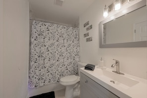 Secadora de cabello, toallas, jabón, papel de baño