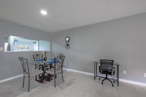 Dining - *New Min to Beaches*Mins To HCA Hospital*King Bed* (Fort Pierce)