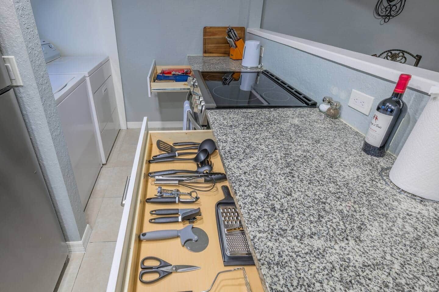 Réfrigérateur, four à micro-ondes, un four, surface de cuisson