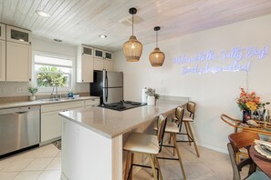 Private kitchen - Romance Awaits in Paradise / Outdoor Movie Theatre / 2-bed condo in Pensacola (Pensacola Beach)