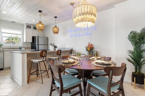 Dining - Romance Awaits in Paradise / Outdoor Movie Theatre / 2-bed condo in Pensacola (Pensacola Beach)