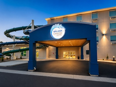 Splash Canyon Hotel