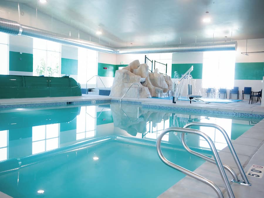 Una piscina cubierta