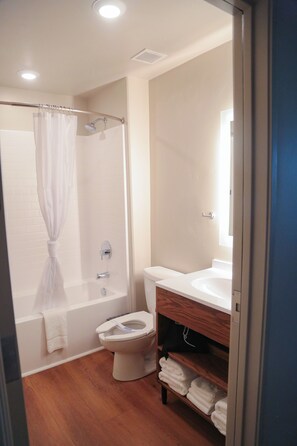 A bathroom with a shower, toilet, and sink. - Splash Canyon Hotel (Twin Falls)