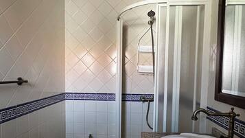 Suihku, hiustenkuivaaja, bidee, pyyhkeet