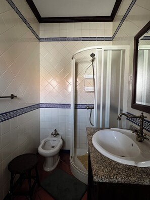 Suihku, hiustenkuivaaja, bidee, pyyhkeet