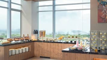 Bữa sáng buffet hàng ngày với phụ phí nhỏ