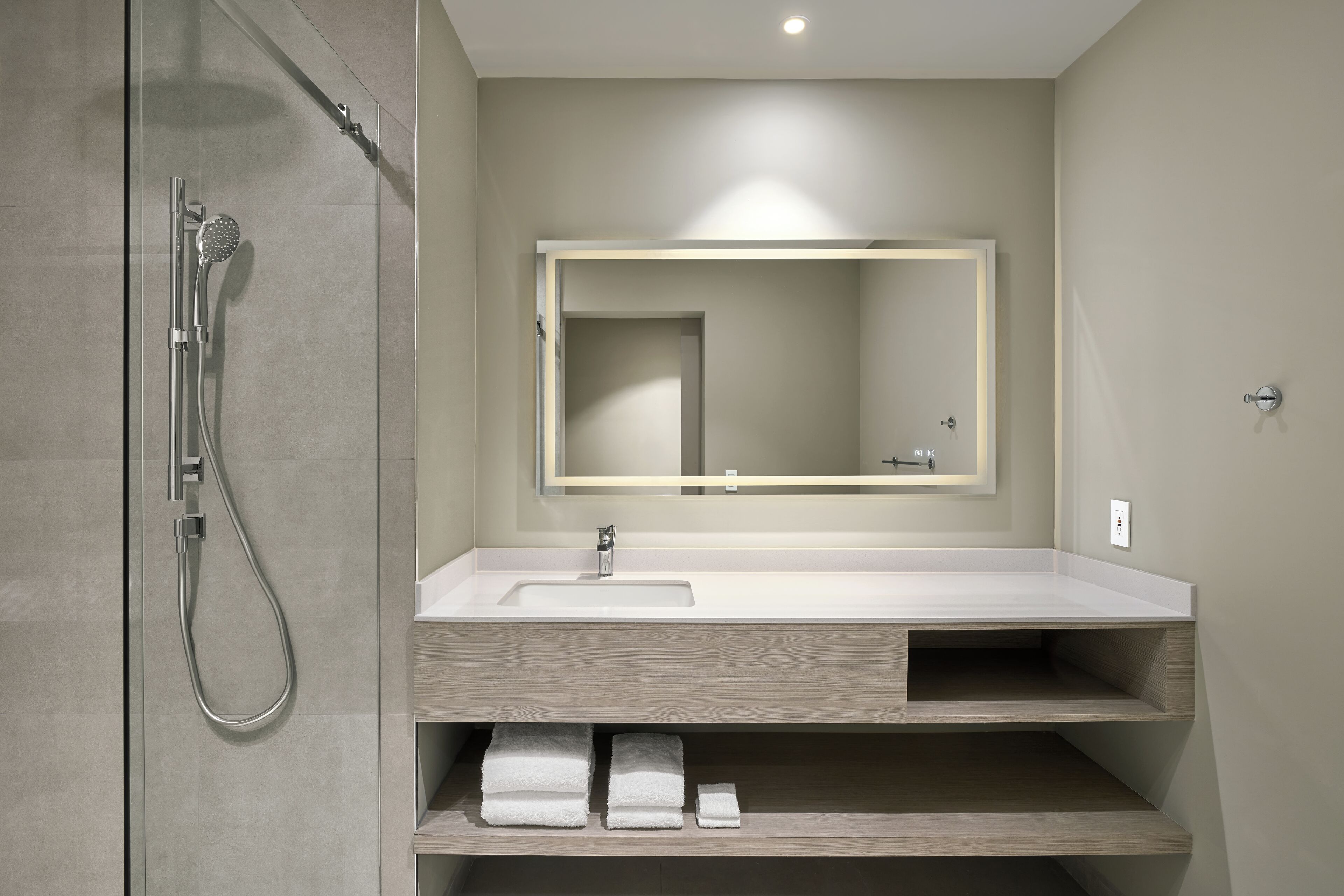 Executive Room, 1 King Bed | Bathroom | Shower, hair dryer, towels, soap